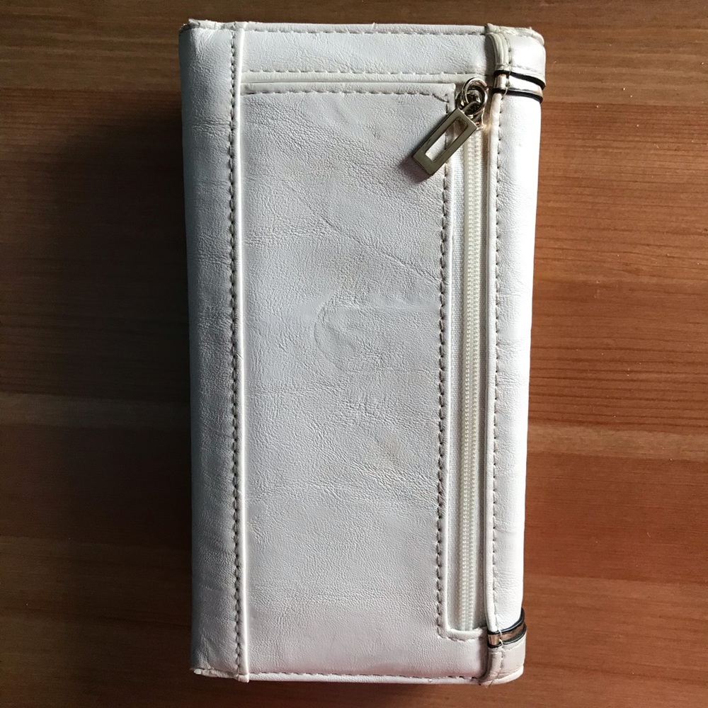 Guess Wallet - Picture 3 of 3